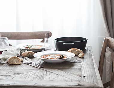 Стол с изысканными блюдами